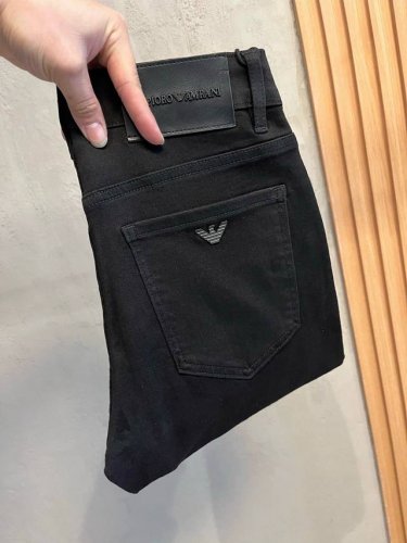 新春爆款 阿玛尼 、2025早春新品经典男士单宁修身时尚水洗牛仔裤，丹宁牛仔裤属于衣橱的必备单品，属于日常混搭和造型的利器 每个细节皆足矣品味！标志性Logo腰
