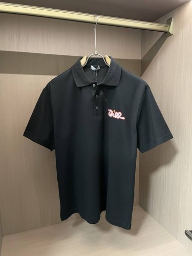 Dior. 2025春夏 官网同步 熟男 轻熟男 最爱款式 经典大气百搭商务休闲polo领T恤 采用进口双丝光珠地棉面料 舒适透气 质感细腻 超柔软亲肤触感！翻