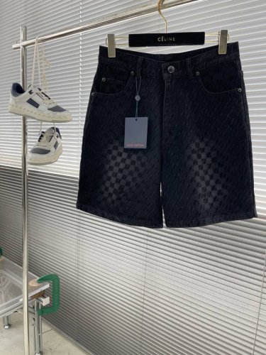 驴牌 25Ss新款阔腿牛仔裤为水洗复古丹宁布铺陈深浅不一的 Damier 植绒图案，再将 Marque L.Vuitton DéposéE 标识融入其间。珠光扣