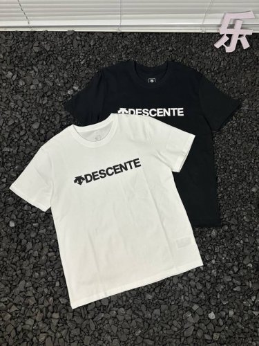 迪桑特Descente纯色时尚百搭宽松休闲时尚通勤吸汗透气印花字母Logo男女同款 想要解锁运动与日常通勤的时尚密码？迪桑特这款纯色短袖T恤你一定不能错过。 这