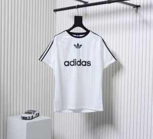 Adidas 三叶草休闲透气速干半袖球衣圆领T恤 强调：咱家衣服面料细节胸弟集美们可以回去拿别家同款随意对比 那种200克薄的像纸的、还没穿就起球的、穿上一出汗
