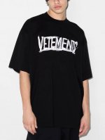 V12 顶配版 Vetements Ss 新款世界之旅 印花短袖T恤！ 采用260精梳纯棉面料及配套螺纹，已做强力预缩水工艺久洗不易变形。前胸及背后字母采用水墨