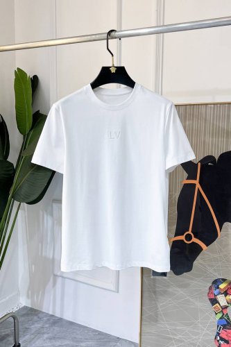 lv 2025Ss蛇年贺岁款春夏精品短袖T恤 官网同步 高端品质 定制顶级丝光棉面料，顶级大厂1:1制作，时尚大牌重工艺Logo设计，手感柔软细腻 穿着亲肤舒适