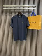 prada 2025Ss夏季新款藏青色三角标经典短袖T恤，经典永流传！这款藏青色短袖，将简约与奢华完美融合。标志性三角徽标低调却夺目，是时尚品味的无声宣告。10