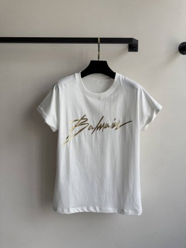 balmai*海报款签名T：独家定制的金属高周波，熠熠生辉的金色签名式流畅笔触勾勒出品牌标识，细腻的纹理让奢华质感扑面而来，散发高贵气场。简约大气的连肩版型松弛