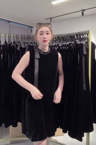 上新蝴蝶结飘带真丝丝绒连衣裙。码数S-Xxl