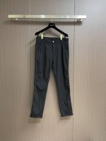 Ermenegildo Zegna 杰尼亚早春新品休闲裤，休闲裤作为随时随地男人都能穿搭的时尚单品，简洁的设计配合高档面料，细节点缀，立体剪裁，手感顺滑光泽度高