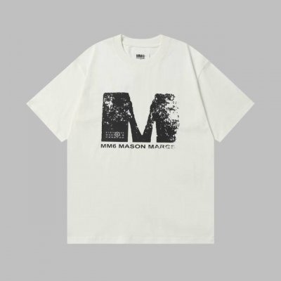 上新 高品质9158# Mm6 新款短袖 300 高克重 马吉拉的解构主义美学 ，Maison Margiela 的魅力在于 “用设计讲述故事” 每一件衣服都像
