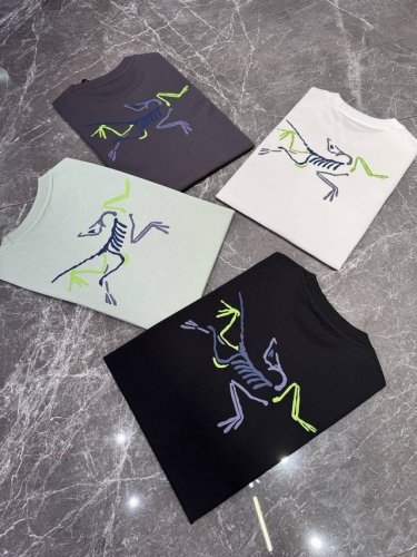 arc'teryx 始祖鸟25Ss新款圆领短袖T恤！下摆基础款字母净版设计.后背色彩鸟高温烫画.此款短Tee甄选 G高织棉面料，触感软糯，贴身穿着极致舒适亲肤！