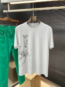 Hermes 爱马仕 系列 Vip高级定制 2025春夏季新款短袖 百搭款式 任何人都可以轻松驾驭 面料全订制 高定一等品粘纤面料 面料手感柔软 上身舒适柔软