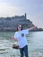 品名： 迪奥 Dior25Ss新款老花字母口袋字母绣花圆领宽松男女同款短袖T恤 颜色：白色 黑色 尺码 M-L-Xl 肩宽 胸围 衣长 M 62 112 72