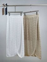 Bc 亚麻蕾丝半身裙 63%亚麻 26%涤纶 11%真丝 亚麻面料的竹节效果使镂空处理呈现出立体外观 烁烁发光的亮片衬托出钻亮丝绸的靓丽 简约线条与针织品的精湛