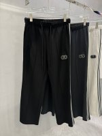 Valentin*O华伦-天奴2025Ss 春夏薄款裤 .超级无敌大爆款驾到 立体直筒裤 立体修身设计 打造出清爽利落的休闲风格 配以品牌经典织带设计 兜口下方