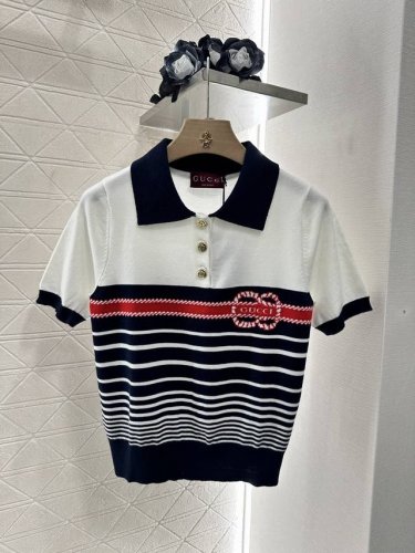 gucc*2025新品上架 翻领条纹针织短袖 定制Yb丝毛纱线织造 柔软舒适 洋气显瘦 翻领针织短袖剪裁 常规版型穿出慵懒休闲姿态 肩膀以上白色拼接宝蓝领袖边胸