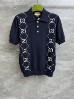 早秋新款上新啦 G家嵌花Logo针织短袖 秋冬系列 经典polo领设计 撞色Gg嵌花图案 休闲复古高级 进口棉质纱线 舒适亲肤 宽松版型 上身显瘦又百搭 商标齐