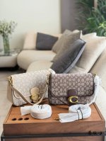 Coach Soft Tabby软欧包 软软的很舒服~ 容量很大，能装很多哦~ 两个肩带，可腋下可斜背