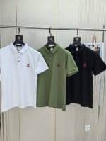普拉达。2025春夏新款刺绣标识男士商务休闲翻领 短袖Polo衫对标定制纽扣整体的设计符合美学设计，运用了经典的品牌元素，完美的精髓与基因，胸前口袋处注入了经典