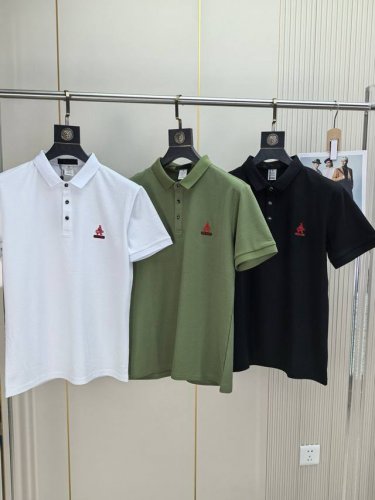 普拉达。2025春夏新款刺绣标识男士商务休闲翻领 短袖Polo衫对标定制纽扣整体的设计符合美学设计，运用了经典的品牌元素，完美的精髓与基因，胸前口袋处注入了经典