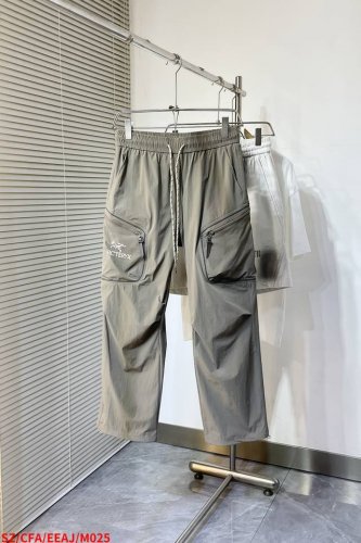 m025 Sz始祖鸟 2025春夏新款休闲裤 鸟家户外运动休闲冲锋裤 专业研发的科技导湿速干面料， 面料在纺织过程中加入经纬状分布的“筋络”更具防刮抗撕裂，耐磨