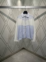 迪奥 夏季男装系列新品，重新诠释经典廓形，彰显运动风格。采用白色条纹棉府绸和 Oblique 印花棉质提花面料精心制作，搭配抽绳底边，双材质剪裁，正面饰以 Ch
