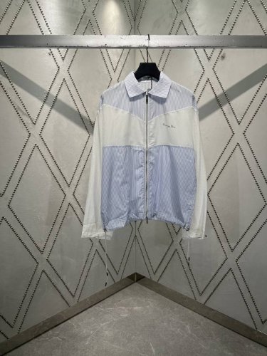迪奥 夏季男装系列新品，重新诠释经典廓形，彰显运动风格。采用白色条纹棉府绸和 Oblique 印花棉质提花面料精心制作，搭配抽绳底边，双材质剪裁，正面饰以 Ch