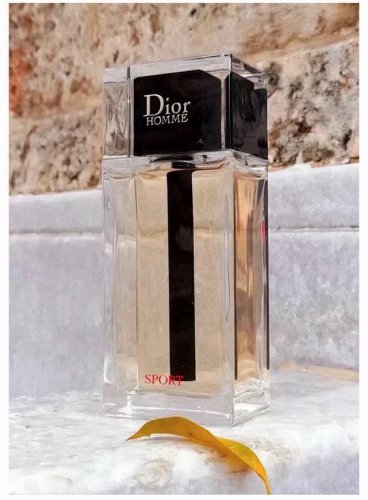 dior桀骜男士运动淡香水125Ml 海关扣押 配手提袋 桀骜男士运动淡香水可能比一般的运动香水强些，毕竟有合成鸢尾根的顺滑木质感支撑。但是，它的结构却如此庸俗