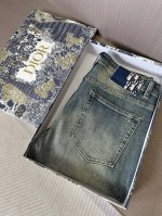 Dior25Ss春夏新款时尚复古水洗怀旧牛仔裤，领先官网发售！可预测性的爆卖单品，以面料和工艺为主导的一款牛仔裤，摒弃了以往的风格与基调，走了极简的路线，非常纯