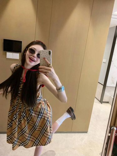 上新 Bbr 巴宝莉 定制卡其格纹无袖减龄连衣裙 女孩福音来哇～ B家经典格纹元素 是那种艺术系学姐的气质感 复古又文艺 明媚且张扬！ 颜色：卡其 码数：Sml
