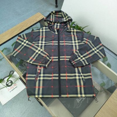 2025新款 款号：Pm223 高版本 2025新款Burberry巴宝莉经典暗黑条纹格子图案印花休闲情侣连帽夹克冲锋衣外套，官网同步，精准印花，原版五金，定制