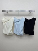 chane *25Ss 新款针织衫上衣 高版出品！胸前镂空五金配件设计 纱线质感细腻轻薄舒适，完全不会闷热，版型超级好 弹力十足 完美衬托腰身显瘦显高拉长比例，