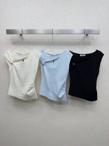 chane *25Ss 新款针织衫上衣 高版出品！胸前镂空五金配件设计 纱线质感细腻轻薄舒适，完全不会闷热，版型超级好 弹力十足 完美衬托腰身显瘦显高拉长比例，