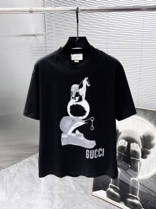 迪奥 Dior 2025新款 圆领 短袖 T恤 体恤 半袖 高端版本 专柜定制面料 透气舒适度高 细节无可挑剔 品牌元素设计理念 体现高品质 手感细腻柔软 呈现
