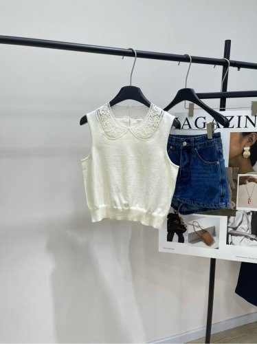 Ce米白钩花娃娃领针织背心 面料 羊毛+锦纶 颜色 米白色 celin*新款来袭钩花镂空领美哭我了 原版定制 这款背心简直是美到让我心花怒放 必须要安利给你们