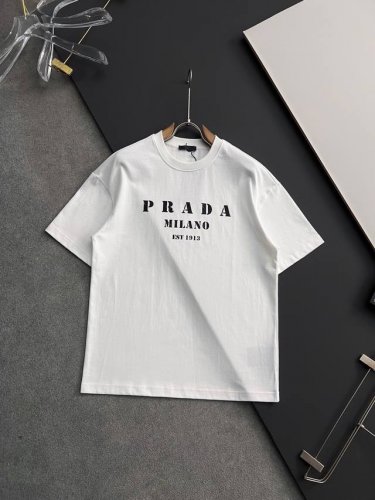 prad、 2025春夏新款男女同款短袖T恤！走秀图案时尚休闲短袖T恤衫！设计Logo刺绣设计！极具设计精选客供310克100%全棉面料，手感柔软亲肤，着身舒适