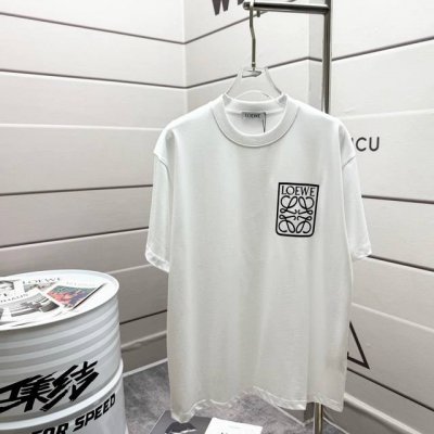 Loe*罗意* 2025春夏款 经典方框图腾字母 硅胶工艺 个性Logo 定制双纱平纹纯棉面料 短袖T恤 男女同款 颜色：黑色 白色 安哥拉红 尺码： S 90