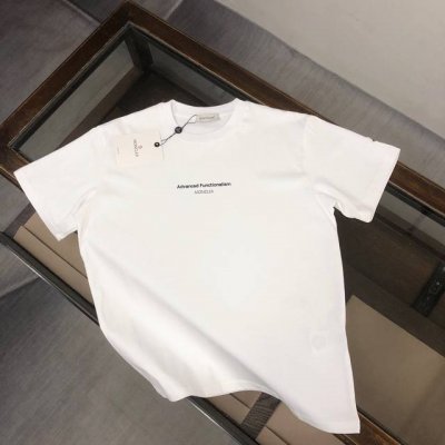 moncler 蒙口 最新款情侣款短袖T恤 特色品牌字母印花设计 面料上身舒适透气 不僵硬 修身的剪裁 采用高定定制纯棉面料 上身舒适有型 内搭单穿都完全没问题