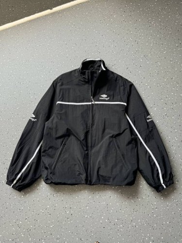 款号308 Balenciaga 巴黎世家 24Ss 3B明星走秀款拼接冲锋衣外套 官网同步 面料采用塔丝隆冲锋衣面料原版一致 加三防涂层工艺 防水必备 内里高