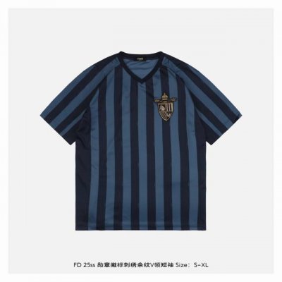 fendi 芬迪 25Ss 勋章徽标刺绣条纹V领短袖 定织定染超密锦纶奢华运动织料 电脑定位激光切割 数码活性印花技术 通过喷墨打印机将图案直接印制在织物上 图