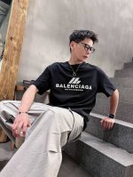 巴黎 2025春夏新款首发专柜最新款短袖圆领T恤 高端订制 设计前卫时尚！品牌Logo重工艺设计 高端定制丝光云朵棉面料.手感柔软.穿着舒适.专柜级别精致车线.