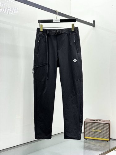 迪桑特春夏25Ss休闲裤金典再次出现，原单订制高品质时尚休闲裤。超级百搭款。独家定制面料，挺阔有型，贴身舒适。原版定制专柜最新五金辅料。超靓版型、上身显腿修长，