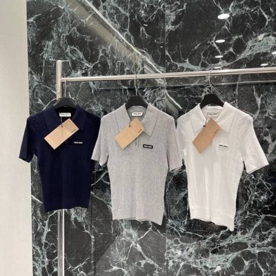 miu 25夏季新款 微标翻领针织短袖 胸前饰以字母徽标装饰 展示品牌调性 小巧又别致 百搭款式不挑年龄肤色 简约又百搭 低调中透着精致感 轻松适配各种风格 三