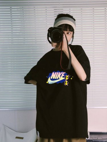 上新！元素碰撞，超级吸睛！ Nike 耐克情侣款圆领短袖T恤，全部采用上等原料，质感好颜色鲜明！ 这种款式上身回头率超高！基础款的圆领Tee,男女均可驾驭！ 尺