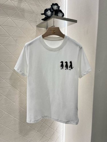 25Fw潮牌*2025新品上架 订珠企鹅圆领 定制Yb丝光全棉材质 弹力舒适 透气好穿 常规短袖裁剪 凸显品牌格调 面料柔软带有弹力 呈现显瘦视觉效果 通体细腻