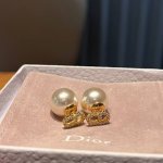 Dior 迪奥 专柜Cd珍珠耳钉 Dior 今年流行在色调柔和的珍珠上融合手工雕刻的复古金属营造一种神秘的文艺范儿 Get到你也是讨人喜欢的小仙女 高版本 全套