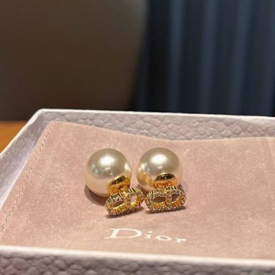 Dior 迪奥 专柜Cd珍珠耳钉 Dior 今年流行在色调柔和的珍珠上融合手工雕刻的复古金属营造一种神秘的文艺范儿 Get到你也是讨人喜欢的小仙女 高版本 全套