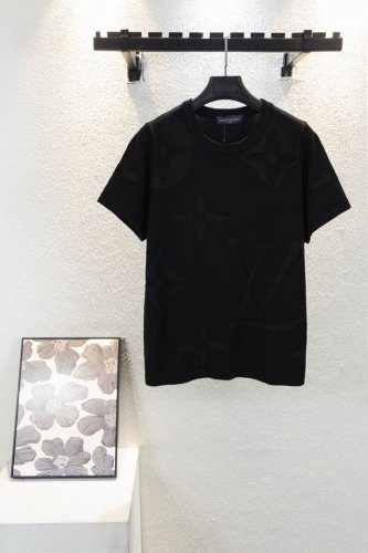 款号K7045 新款Lv 路易威登夏季新款钢印浮雕限定针织短袖男女款 本款棉质圆领衫为全幅 Monogram Macro 图案渲染深邃色调，于柔软提花针织融入大