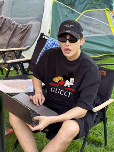 gucci古驰专柜同步联名新款米老鼠趴着腰带联名系列印花情侣短袖 采用260克定制精梳纯棉 领口定制螺纹不变形 三针五线做工 领口包包边条 肩膀处内里带压条 做