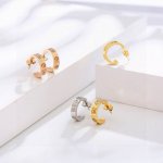 cartier卡地亚耳环Love系列诞生于上世纪七十年代的纽约，锁入矢志不渝的爱之誓约，见证了诸多缠绵悱恻的传奇爱情。经典螺钉， 精巧雕琢的螺钉刻印，锁住矢志不