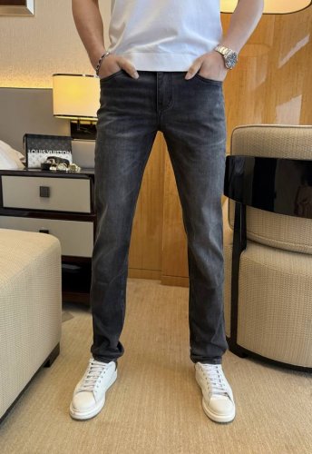 巴宝莉 2025Ss蛇年春夏贺岁款牛仔裤。原单1:1制作，日常必备的完美之选，简单大气亦时尚有型，定制进口丹宁面料 ，重工洗水工艺，做工复杂工艺精湛。轻松迎合四