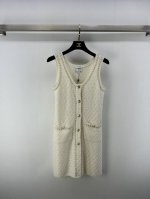 chane*上新细节 25 夏季新款链条吊带背心裙精致菱格纹理 交织优雅格调 链条饰边点缀 注入品牌灵魂元素 无论是纯净米白 还是深邃藏蓝 皆彰显香奈儿独特时尚